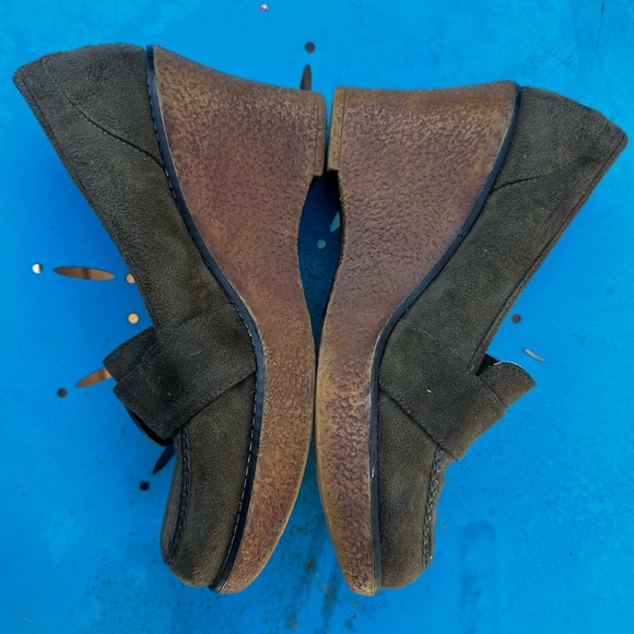 Wedge loafers. Olive synthetic suede. - Picture 3 of 6